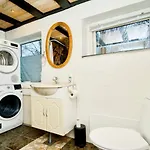 Vakantiehuis Charming Harbor Cottage-by Traum